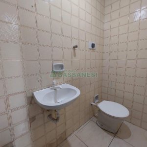 Sala com 22m², no bairro Centro em Caxias do Sul para Alugar ou Comprar