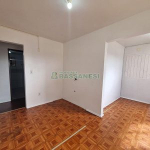 Casa com 75m², 2 dormitórios, 1 vaga, no bairro Charqueadas em Caxias do Sul para Alugar