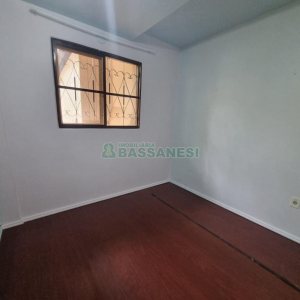 Casa com 75m², 2 dormitórios, 1 vaga, no bairro Charqueadas em Caxias do Sul para Alugar
