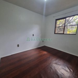 Casa com 75m², 2 dormitórios, 1 vaga, no bairro Charqueadas em Caxias do Sul para Alugar