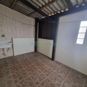Casa com 75m², 2 dormitórios, 1 vaga, no bairro Charqueadas em Caxias do Sul para Alugar