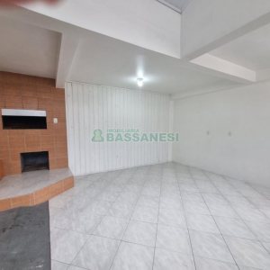 Casa com 75m², 2 dormitórios, 1 vaga, no bairro Charqueadas em Caxias do Sul para Alugar