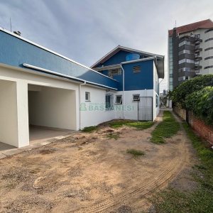 Casa com 148m², 6 dormitórios, 2 vagas, no bairro Madureira em Caxias do Sul para Alugar