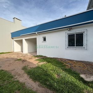 Casa com 140m², 3 dormitórios, 1 vaga, no bairro Madureira em Caxias do Sul para Alugar