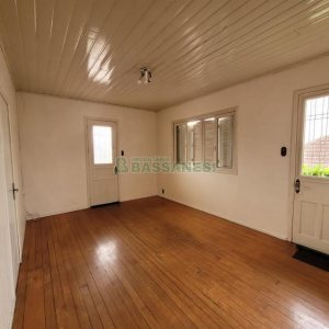 Casa com 90m², 2 dormitórios, 1 vaga, no bairro Pio X em Caxias do Sul para Alugar