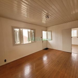Casa com 90m², 2 dormitórios, 1 vaga, no bairro Pio X em Caxias do Sul para Alugar