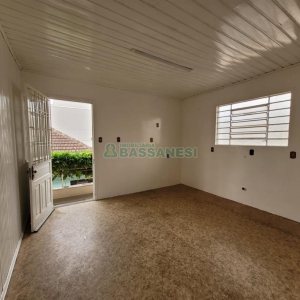 Casa com 90m², 2 dormitórios, 1 vaga, no bairro Pio X em Caxias do Sul para Alugar
