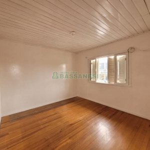 Casa com 90m², 2 dormitórios, 1 vaga, no bairro Pio X em Caxias do Sul para Alugar