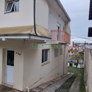 Casa com 428m², 5 dormitórios, 3 vagas, no bairro Petrópolis em Caxias do Sul para Comprar