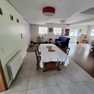 Casa com 428m², 5 dormitórios, 3 vagas, no bairro Petrópolis em Caxias do Sul para Comprar