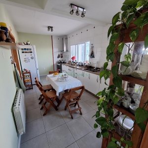 Casa com 428m², 5 dormitórios, 3 vagas, no bairro Petrópolis em Caxias do Sul para Comprar