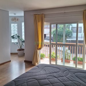 Casa com 428m², 5 dormitórios, 3 vagas, no bairro Petrópolis em Caxias do Sul para Comprar