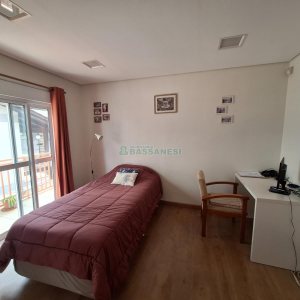 Casa com 428m², 5 dormitórios, 3 vagas, no bairro Petrópolis em Caxias do Sul para Comprar