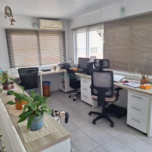 Casa com 428m², 5 dormitórios, 3 vagas, no bairro Petrópolis em Caxias do Sul para Comprar
