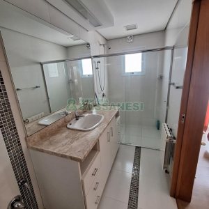 Casa com 428m², 5 dormitórios, 3 vagas, no bairro Petrópolis em Caxias do Sul para Comprar