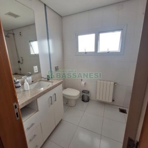 Casa com 428m², 5 dormitórios, 3 vagas, no bairro Petrópolis em Caxias do Sul para Comprar