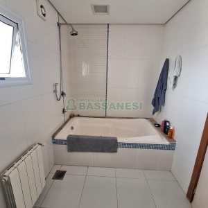 Casa com 428m², 5 dormitórios, 3 vagas, no bairro Petrópolis em Caxias do Sul para Comprar