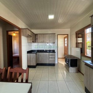 Casa com 82m², 2 dormitórios, 2 vagas, no bairro Rio Branco em Caxias do Sul para Alugar