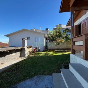 Casa com 82m², 2 dormitórios, 2 vagas, no bairro Rio Branco em Caxias do Sul para Alugar