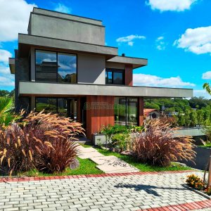 Casa com 426m², 3 dormitórios, 2 vagas, no bairro Nossa Senhora da Saúde em Caxias do Sul para Comprar