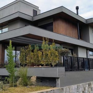 Casa com 426m², 3 dormitórios, 2 vagas, no bairro Nossa Senhora da Saúde em Caxias do Sul para Comprar