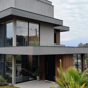 Casa com 426m², 3 dormitórios, 2 vagas, no bairro Nossa Senhora da Saúde em Caxias do Sul para Comprar
