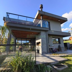 Casa com 426m², 3 dormitórios, 2 vagas, no bairro Nossa Senhora da Saúde em Caxias do Sul para Comprar