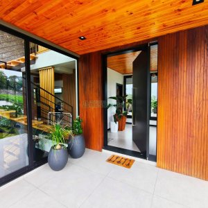 Casa com 426m², 3 dormitórios, 2 vagas, no bairro Nossa Senhora da Saúde em Caxias do Sul para Comprar