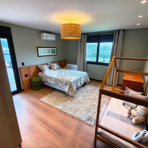 Casa com 426m², 3 dormitórios, 2 vagas, no bairro Nossa Senhora da Saúde em Caxias do Sul para Comprar