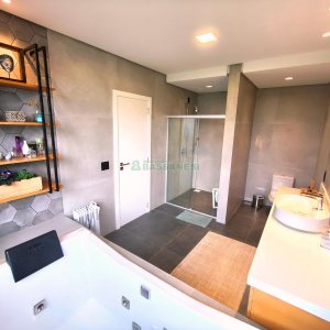 Casa com 426m², 3 dormitórios, 2 vagas, no bairro Nossa Senhora da Saúde em Caxias do Sul para Comprar