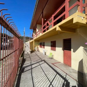 Casa com 350m², 6 dormitórios, 3 vagas, no bairro Cidade Nova em Caxias do Sul para Comprar