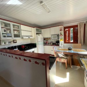 Casa com 350m², 6 dormitórios, 3 vagas, no bairro Cidade Nova em Caxias do Sul para Comprar