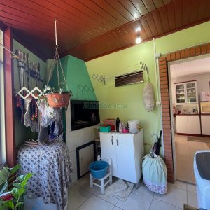 Casa com 350m², 6 dormitórios, 3 vagas, no bairro Cidade Nova em Caxias do Sul para Comprar