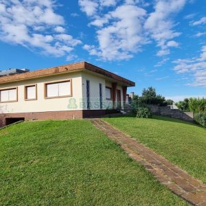 Casa com 160m², 3 dormitórios, 4 vagas, no bairro Nossa Senhora de Lourdes em Caxias do Sul para Comprar