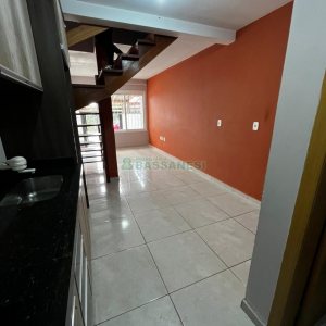 Casa com 57m², 2 dormitórios, 1 vaga, no bairro Vinhedos em Caxias do Sul para Alugar