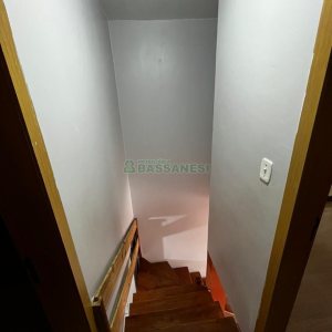 Casa com 57m², 2 dormitórios, 1 vaga, no bairro Vinhedos em Caxias do Sul para Alugar