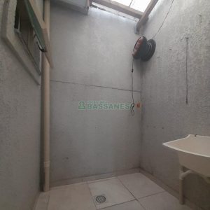 Casa com 57m², 2 dormitórios, 1 vaga, no bairro Vinhedos em Caxias do Sul para Alugar