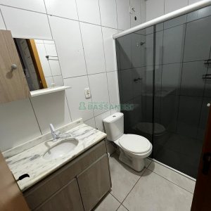 Casa com 57m², 2 dormitórios, 1 vaga, no bairro Vinhedos em Caxias do Sul para Alugar