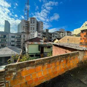 Casa Comercial com 166m², 3 dormitórios, 1 vaga, no bairro Exposição em Caxias do Sul para Comprar