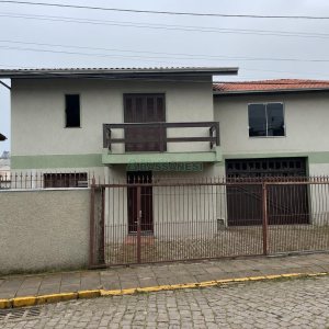 Casa com 180m², 3 dormitórios, 2 vagas, no bairro Jardim América em Caxias do Sul para Comprar