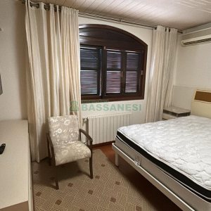 Casa com 270m², 2 dormitórios, 2 vagas, no bairro Pio X em Caxias do Sul para Alugar