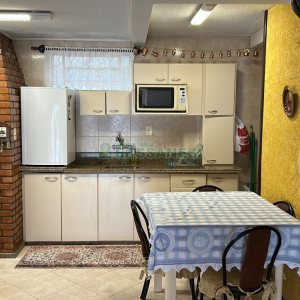 Casa com 270m², 2 dormitórios, 2 vagas, no bairro Pio X em Caxias do Sul para Alugar