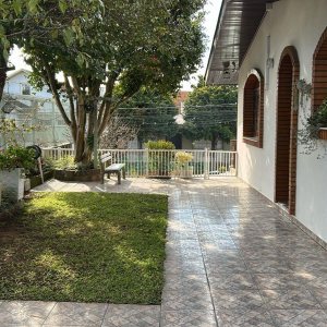 Casa com 270m², 2 dormitórios, 2 vagas, no bairro Pio X em Caxias do Sul para Alugar