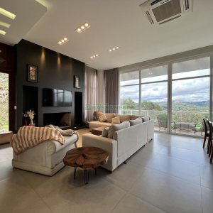 Casa Mobiliada com 332m², 3 dormitórios, 4 vagas, no bairro Linha 40 em Caxias do Sul para Comprar