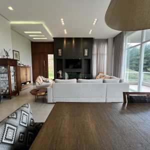Casa Mobiliada com 332m², 3 dormitórios, 4 vagas, no bairro Linha 40 em Caxias do Sul para Comprar