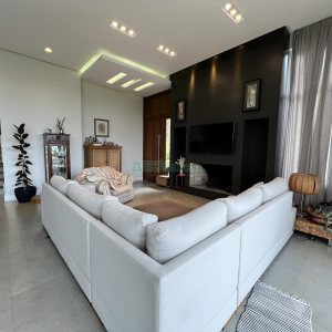 Casa Mobiliada com 332m², 3 dormitórios, 4 vagas, no bairro Linha 40 em Caxias do Sul para Comprar