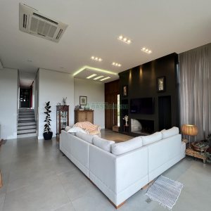 Casa Mobiliada com 332m², 3 dormitórios, 4 vagas, no bairro Linha 40 em Caxias do Sul para Comprar