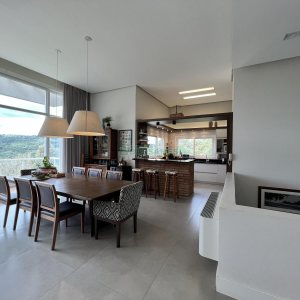 Casa Mobiliada com 332m², 3 dormitórios, 4 vagas, no bairro Linha 40 em Caxias do Sul para Comprar
