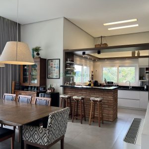 Casa Mobiliada com 332m², 3 dormitórios, 4 vagas, no bairro Linha 40 em Caxias do Sul para Comprar