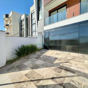 Casa com 196m², 3 dormitórios, 2 vagas, no bairro Vinhedos em Caxias do Sul para Comprar